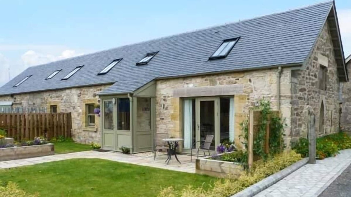 Plean Cottage | MUIRMAILING COTTAGE, family friendly, with a garden in Stirling
