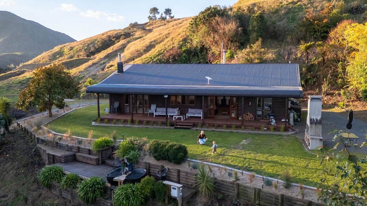 Kinloch Ski Chalet | Muirs Reef Lodge, Kinloch holiday home Lake Taupo. Private mountain & lake views