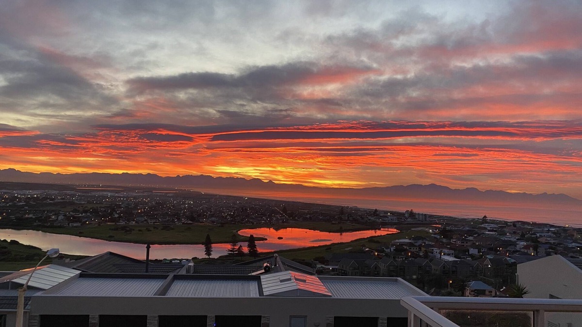 Muizenberg Apartment | Muizenberg Escape; Serene Ocean Views from The Mountainside