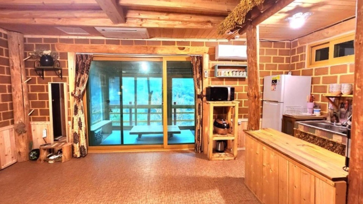 Seolcheon-myeon House | Muju Heukjip Punggyeong Pension