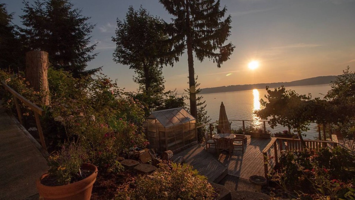 Mukilteo House | Mukilteo Bluff Apartment with 155 degree Sound and Mountain view.