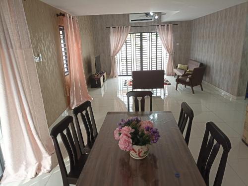 Gelam House | Mulberi Homestay 4BR 3Bth(8-10 px)
