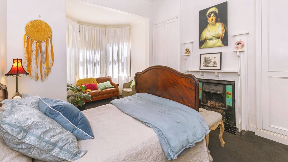 Turvey Park House | Mulberry Cottage Central historic home ,3 B/R with pool. Walk to main street.