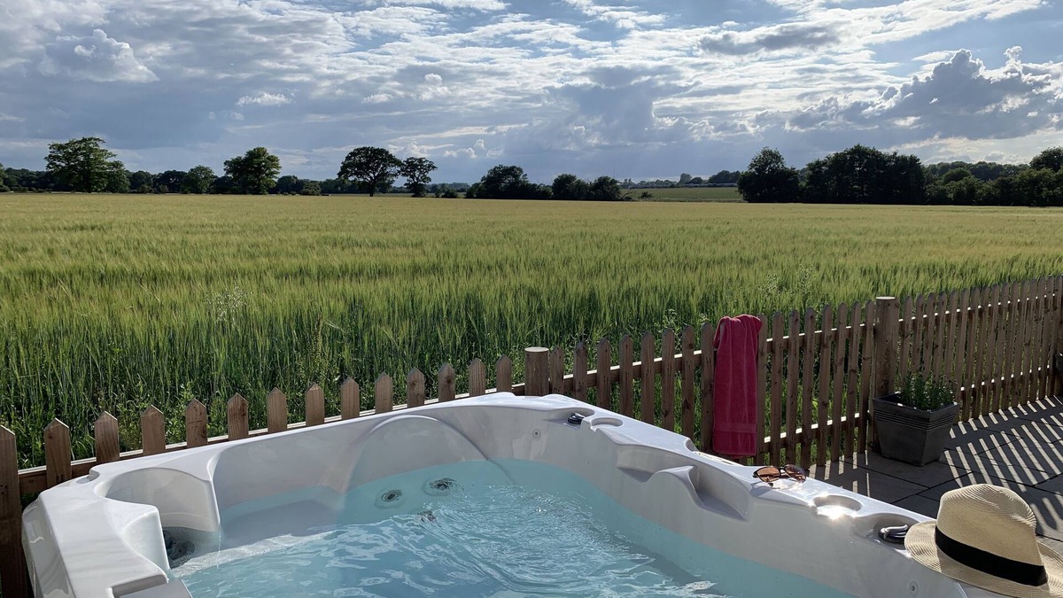 Eye House | Mulberry Cottage, Suffolk with private Hot Tub