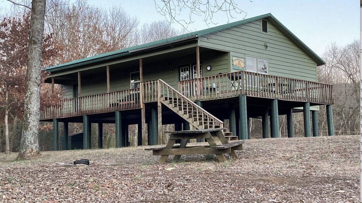 Ozark Cabin | Mulberry River front cabin near ATV/OHV trailheads at Cass, Arkansas. Save 10% each day when booking 5 days or more.