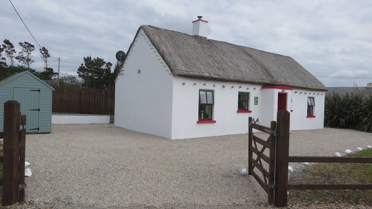 Annagry Cottage | Mullaghduff Thatched Cottage on the Wild Atlantic Way, near Kincasslagh, Donegal