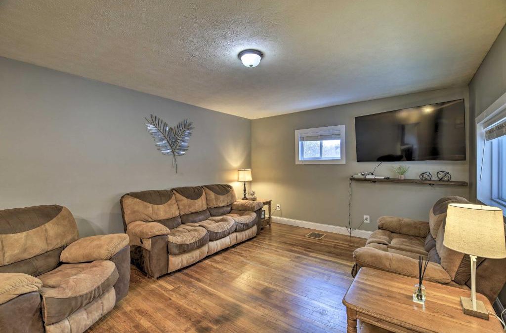Mullens House | Mullens Cabin with Gas Grill and Mountain Views!