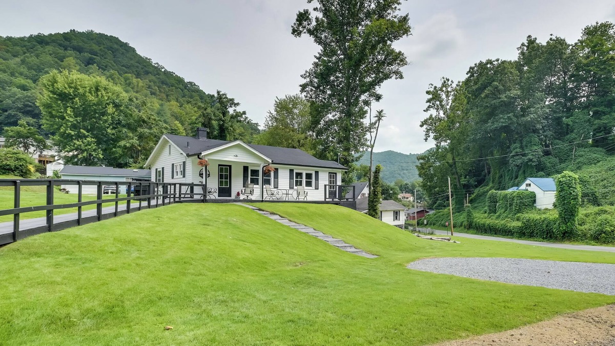 Mullens House | Mullens Home - Close to Hatfield-McCoy Trailhead!