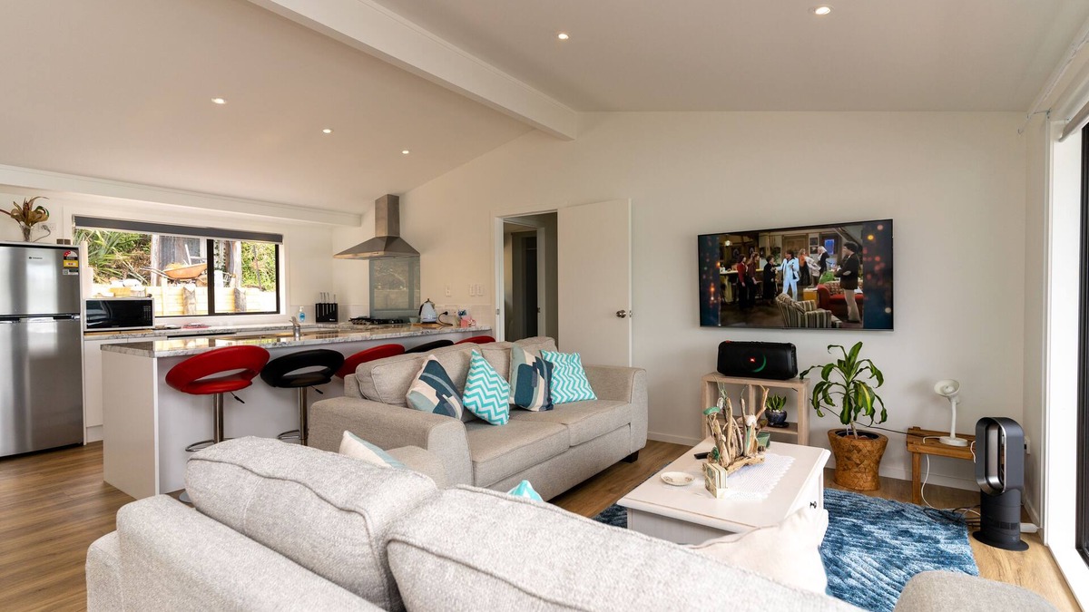 Mangonui House | Muller's Landing - Wide views over Mangonui Harbour