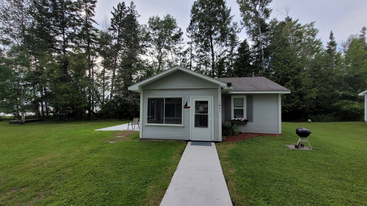 Mullett Lake Cottage | Mullett Lake Gem n2-bedroom cottage on the water in Cheboygan with AC