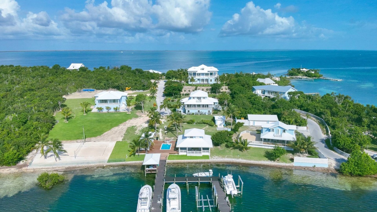 Green Turtle Cay House | Multi-family compound w dockage & private pool