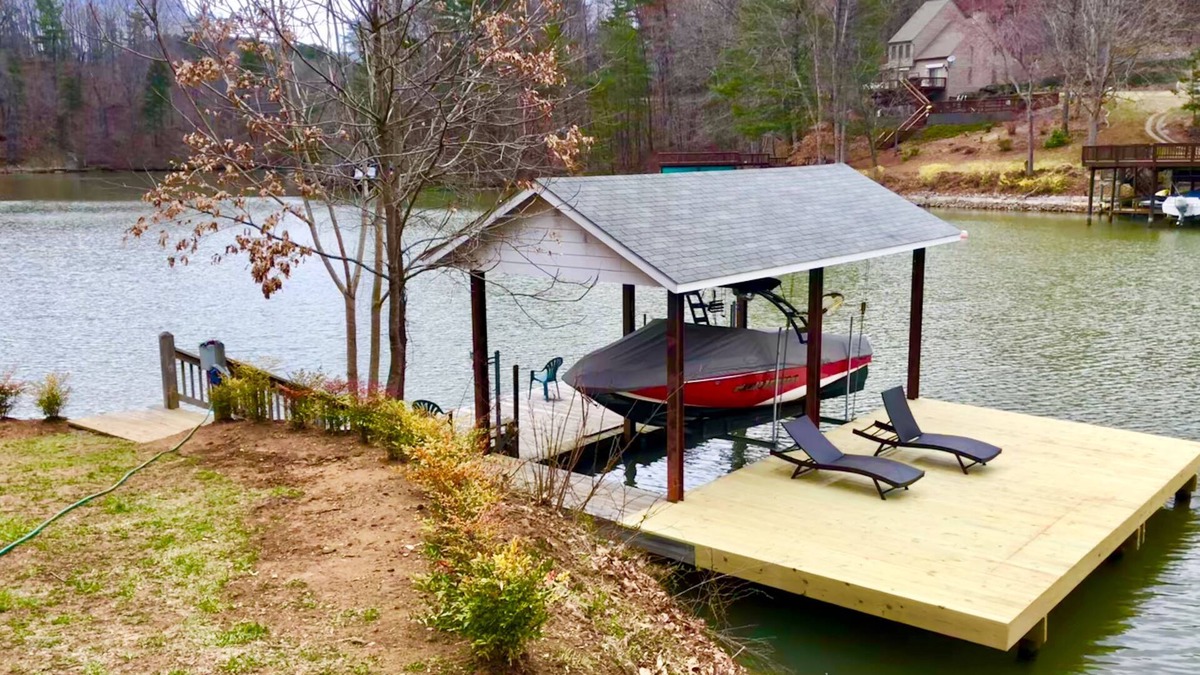 Goodview House | MULTI-FAMILY,LAKEFRONT RETREAT,HOT TUB,KAYAKS,GAMEROOM,SPACIOUS