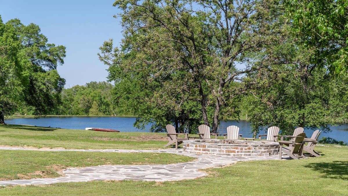 Cecil Cabin | Multi-family Lodge with 8 acre lake and plenty of space, 12 mins to Fort Smith