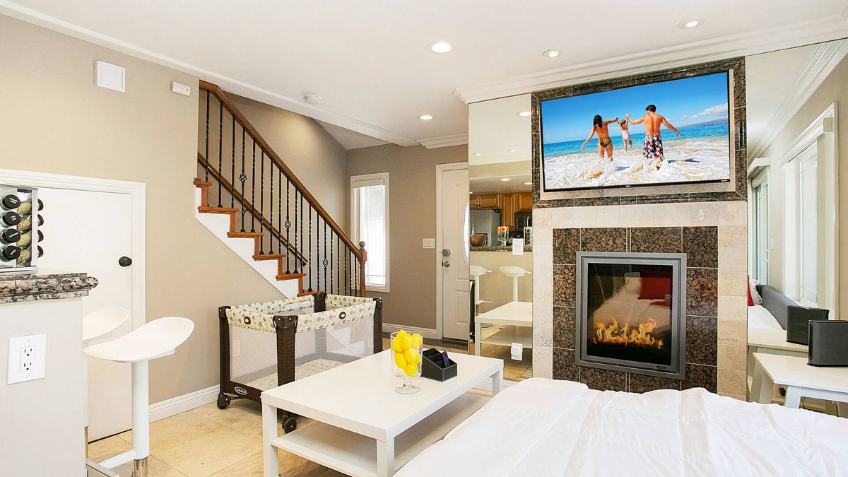 Downtown Condo | Multi-Level 2BR-Fast WiFI-Free Parking!-CM-1