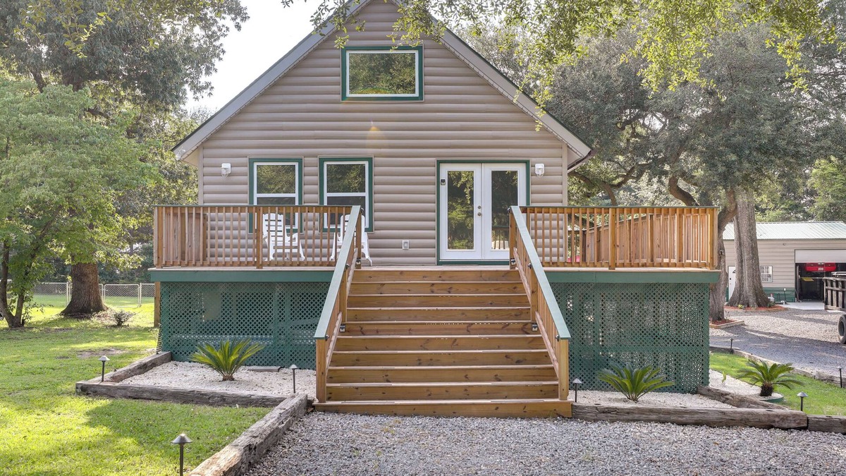 Russellville Cabin | Multi-Level Bonneau Cabin: Walk to Lake!