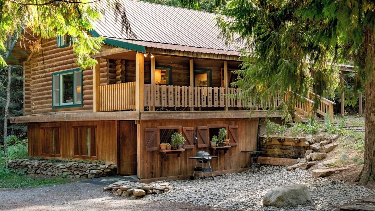 Blanchard Cabin | Multi-Level Forest Lodge Near Silverwood w/Vintage Ice Cream Parlor + Theater