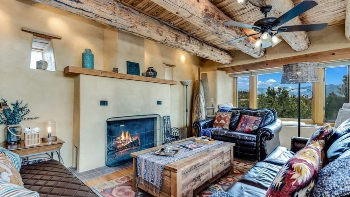 Santa Fe House | MULTI-LEVEL TANO RD ARTIST RETREAT - SLEEPS 8 Adults & Children 5 and under