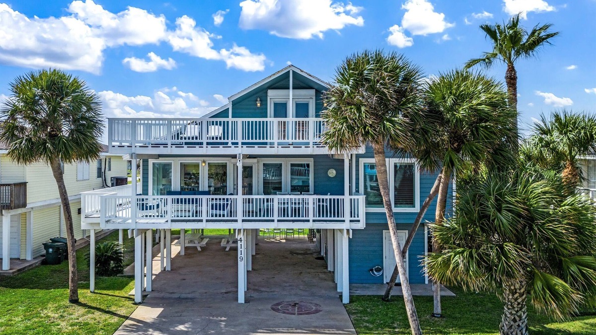 Pirates Beach House | MultiDeck VIEWS *Sleeps 14* Pool & PingPong Table *Games Galore* *Fire-Pit*