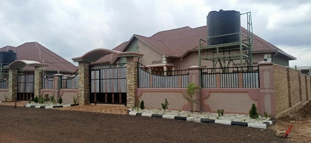 Kayonza House | Mum & son guest house