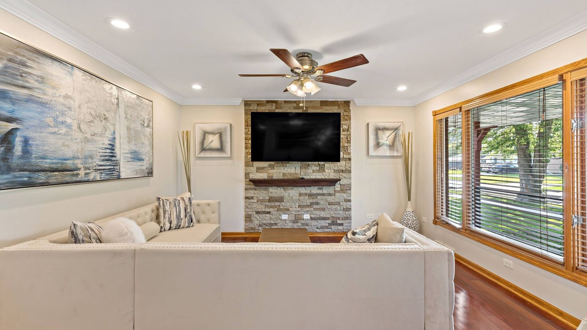 Hammond House | Munster Hideaway, near chicago. Luxurious Living fully Furnished to impress you!