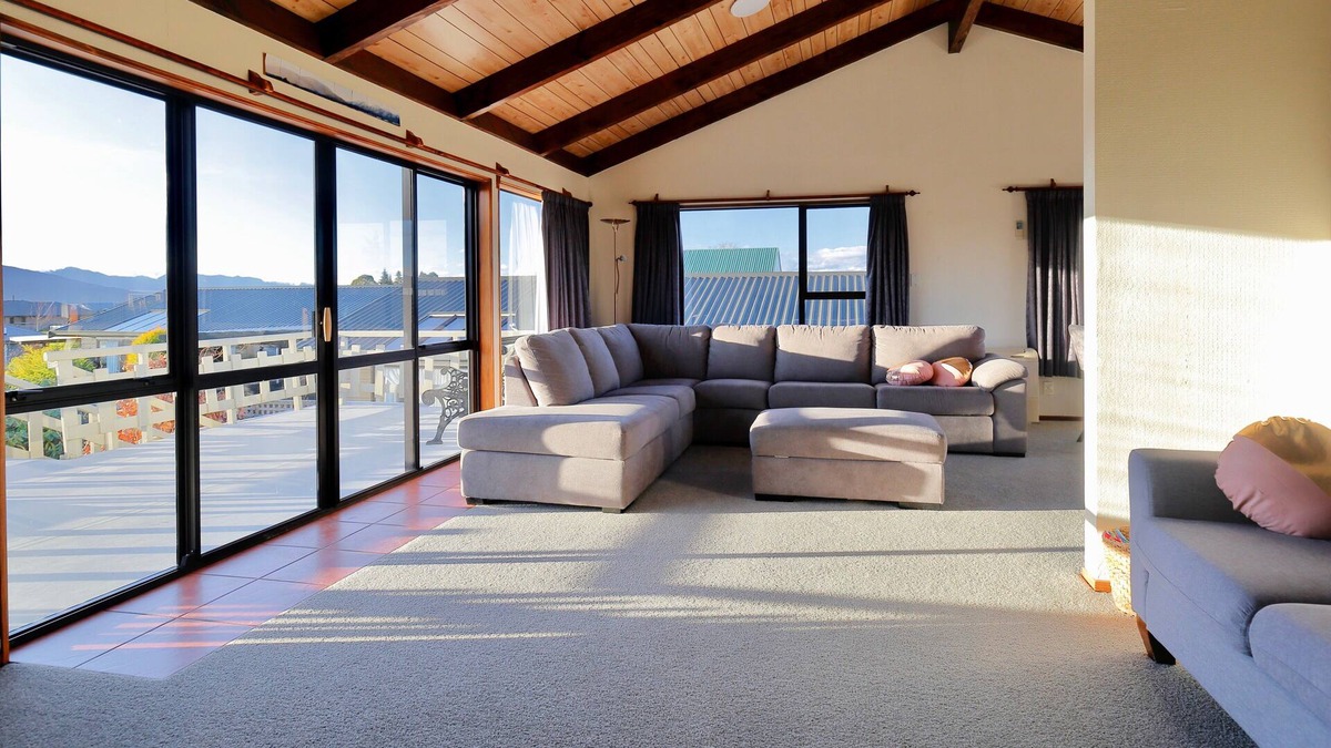 Te Anau Cottage | MURCHISON MOUNT VIEW - TE ANAU HOLIDAY HOME, with a garden in Te Anau