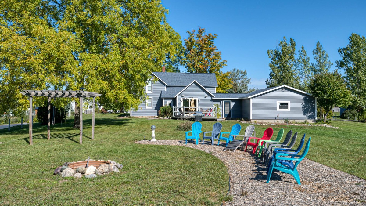 Mayfield House | MURRAY ACRES: A modern farmhouse @ 15 minutes from downtown Traverse City