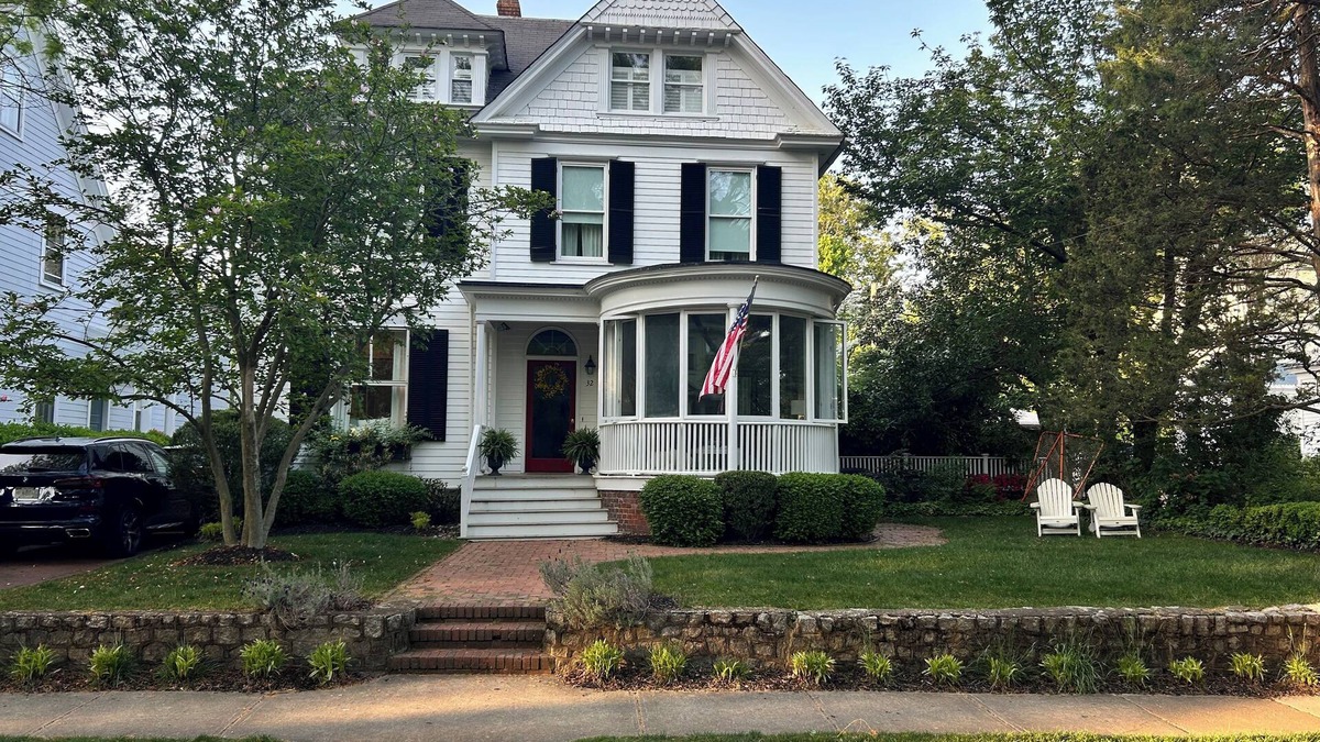 Murray Hill House | Murray Hill beauty with short walk to Main Street