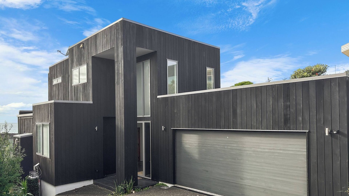 Murrays Bay Villa | Murrays Gem l Modern 4bed Stunner l Sea View & Spa!