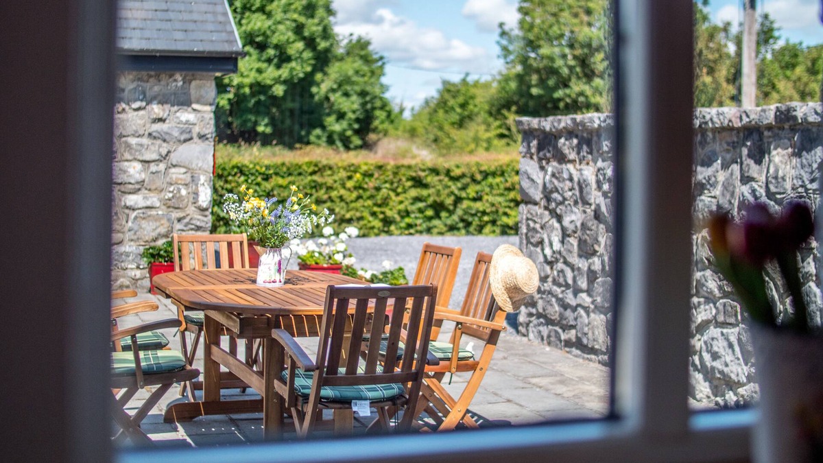 Annaghdown Cottage | Murrays Traditional Irish Stone Cottage, near lake