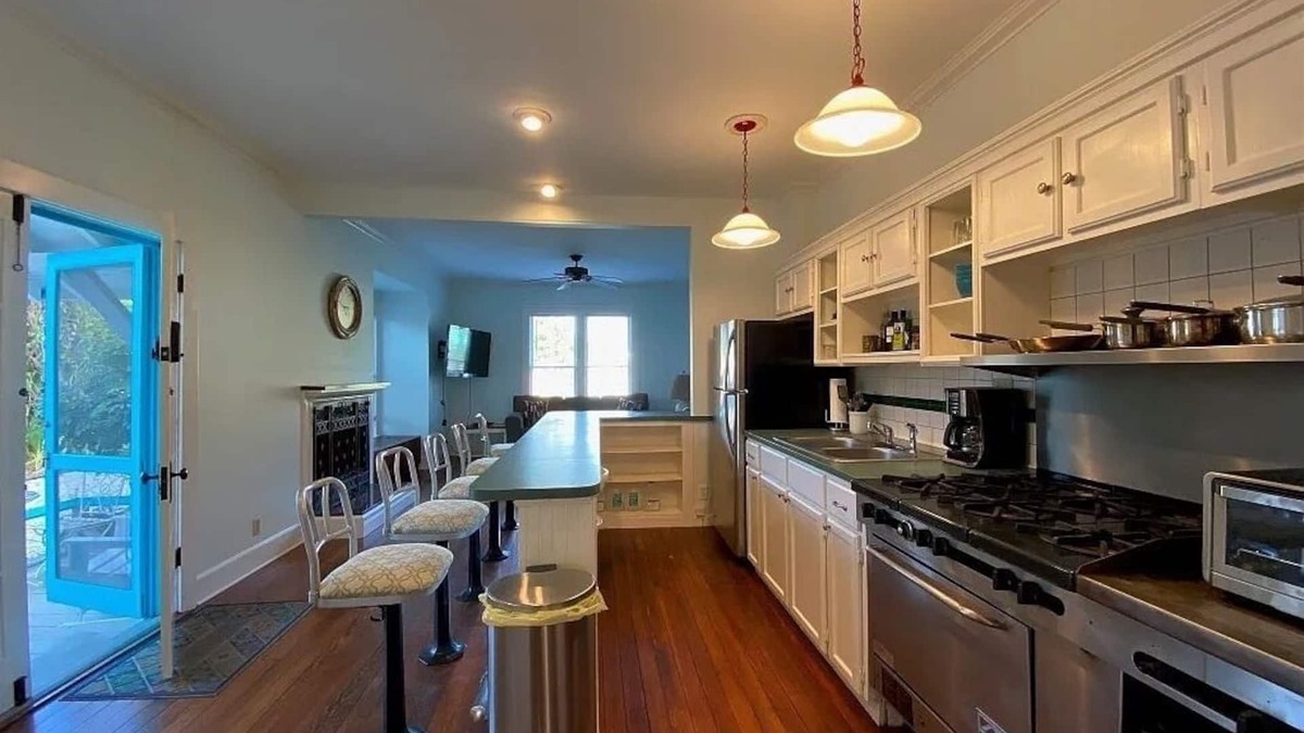 Historic District House | "MUSE HAVEN" - Spacious Relaxing Retreat, Pet-Friendly