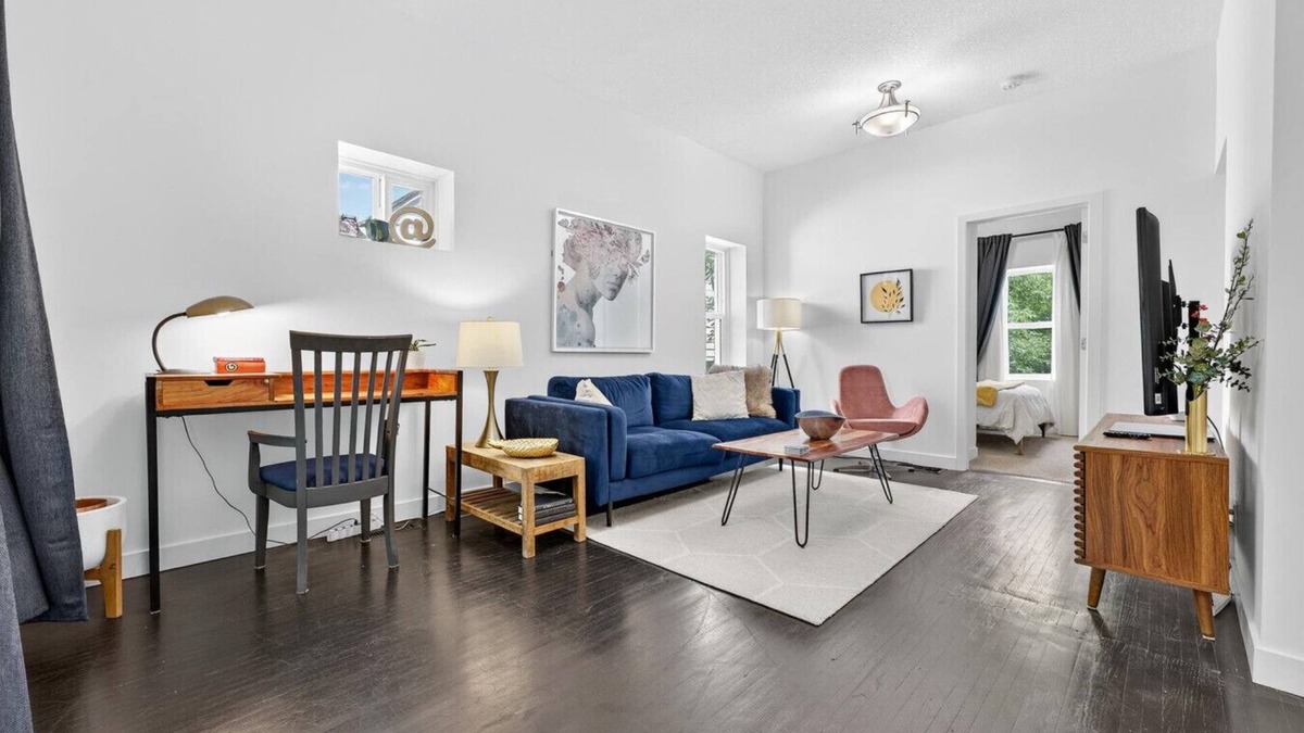 North Central Edmonton Apartment | Muse House | Walk to Stadium | 5 min Rogers and DT