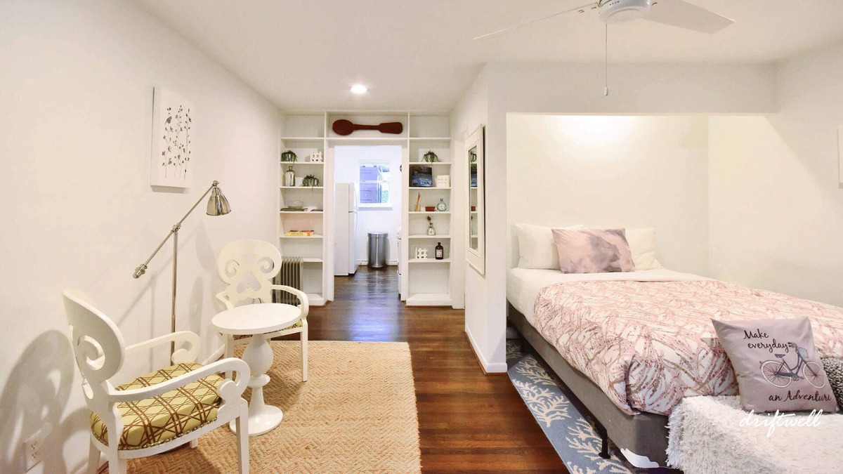 Boulevard Oaks Apartment | Museum District| Pool,Patio,WiFi,SmartTV,Park Spot