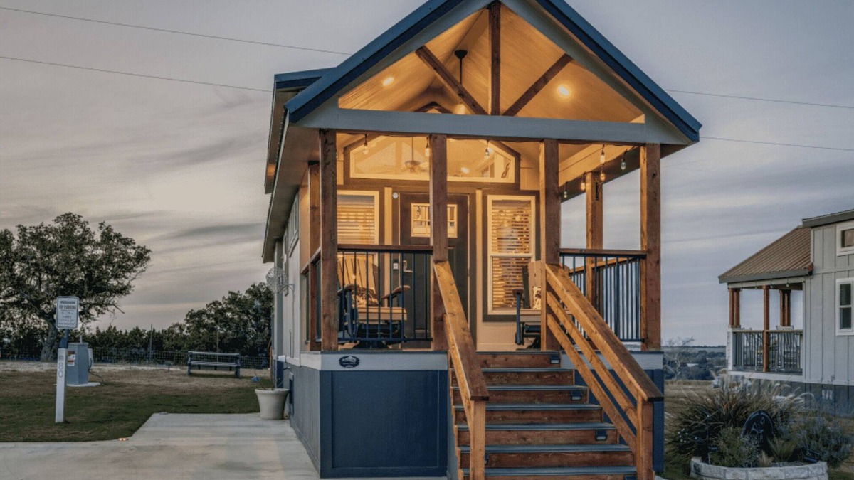 Fredericksburg Cottage | Music Row - 080
