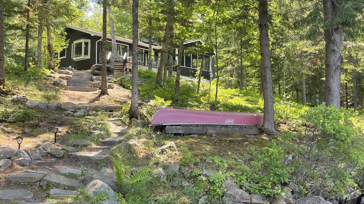 Lake of Bays Cottage | Muskoka cottage on Penlake. The perfect getaway surrounded by trees and nature.