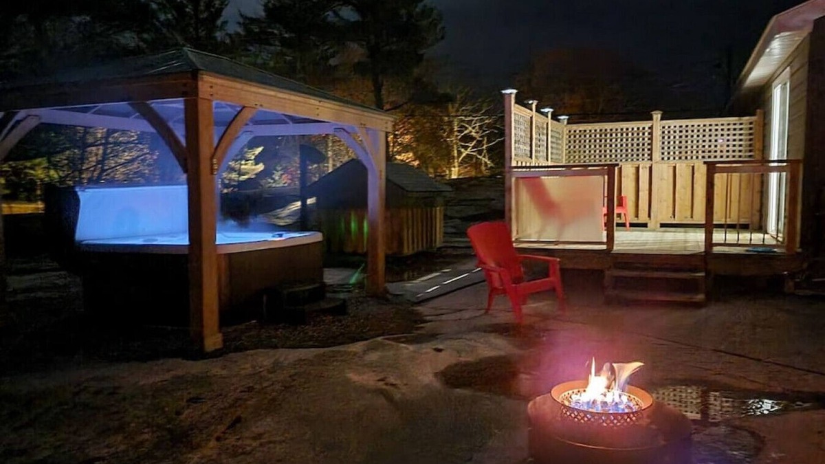 Honey Harbour Cottage | Muskoka Honey Harbour Getaway with Hot Tub!