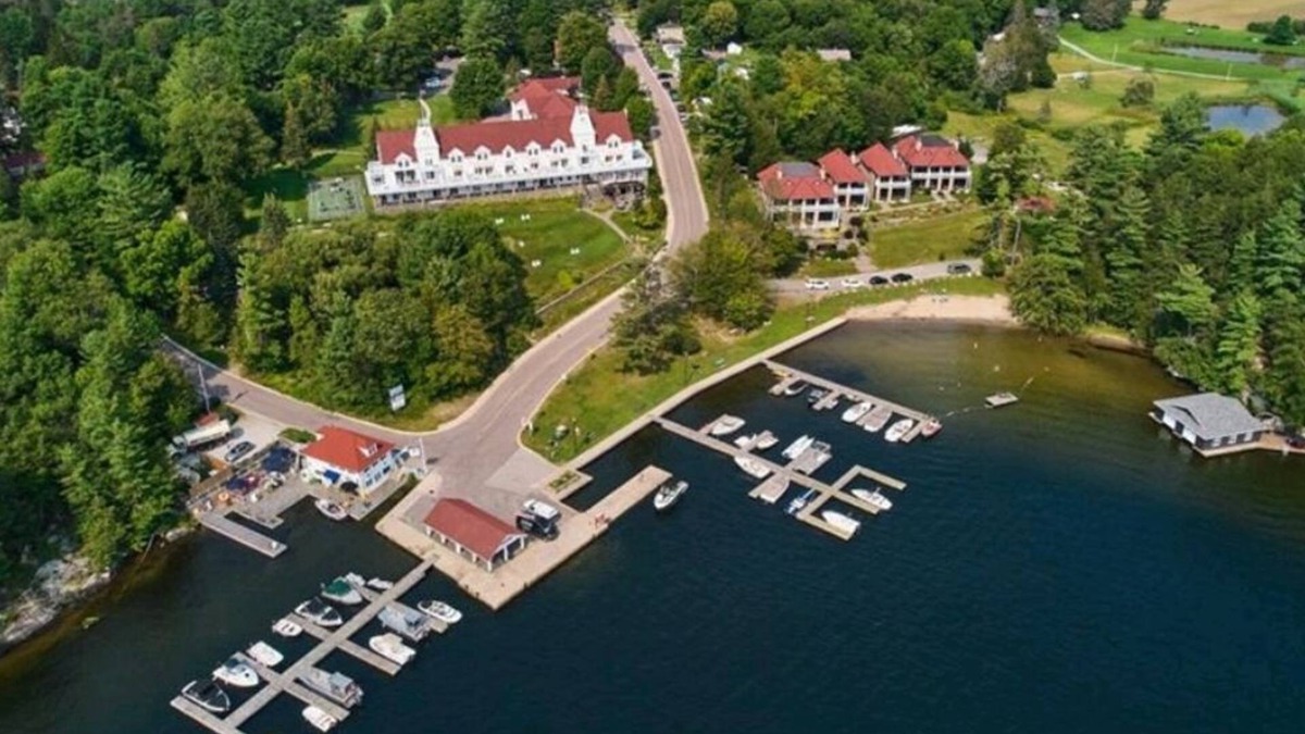 Windermere Cottage | MUSKOKA-L ROSSEAU.Water front cottage with use of Windermere Resort amentities
