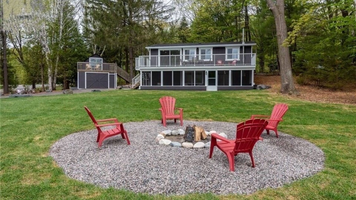 Bala Cottage | Muskoka lakefront,private sand beach ,cosy-family cottage