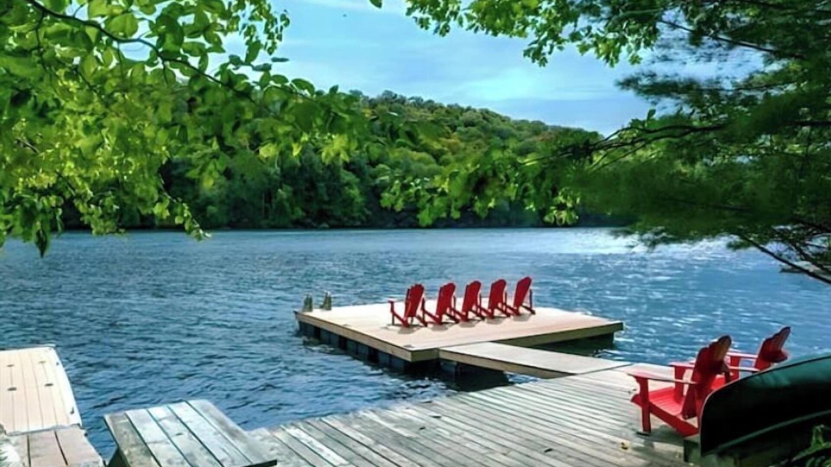 Algonquin Highlands Cottage | Muskoka Lakefront + Hot tub on the dock + fast WIFI + good cellular reception