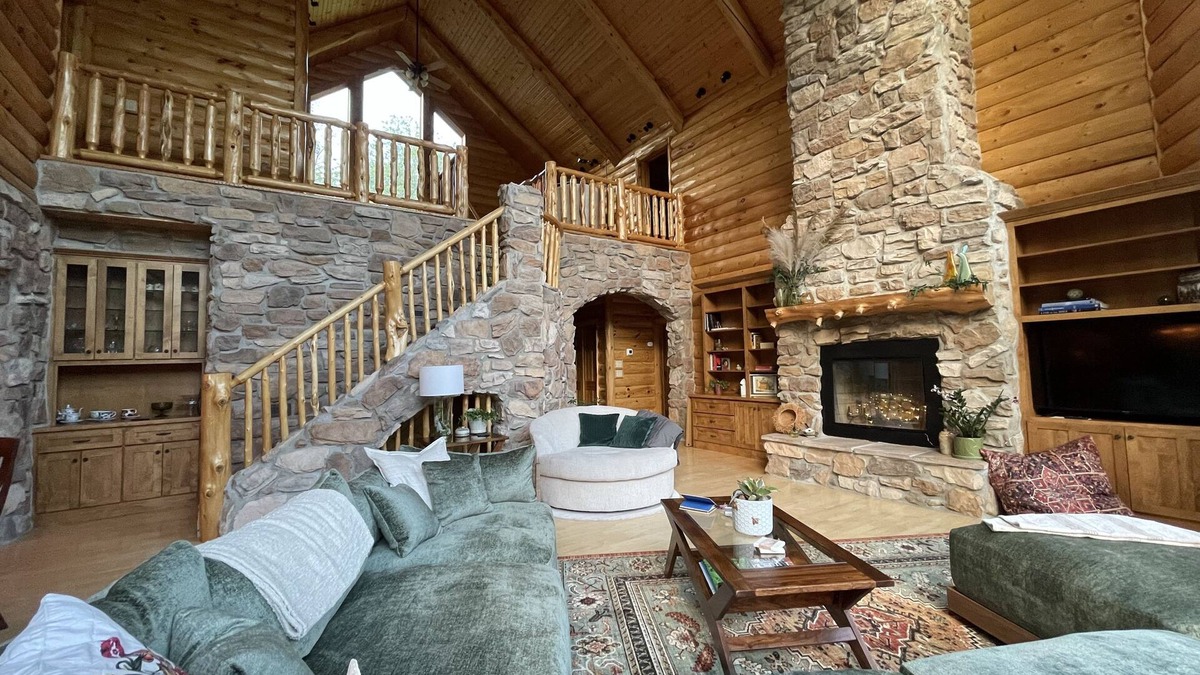 Wickham Cabin | Must Stay- Gorgeous Secluded Log Cabin! (15 min from downtown)