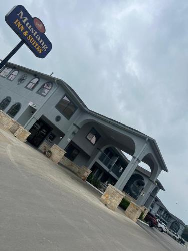 Southside Hotel | Mustang Inn and Suites