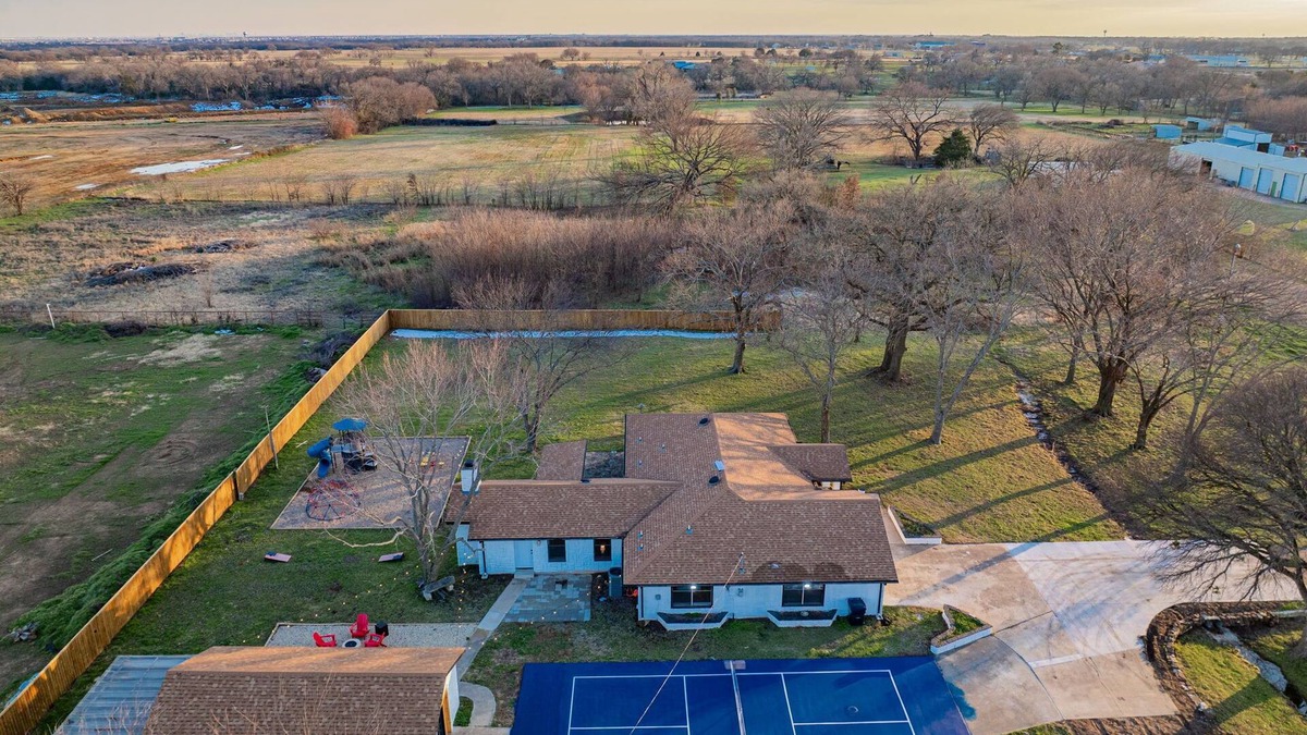 Weston House | Mustang Memories at Pilot Point – Cozy gatherings & Outdoor fun