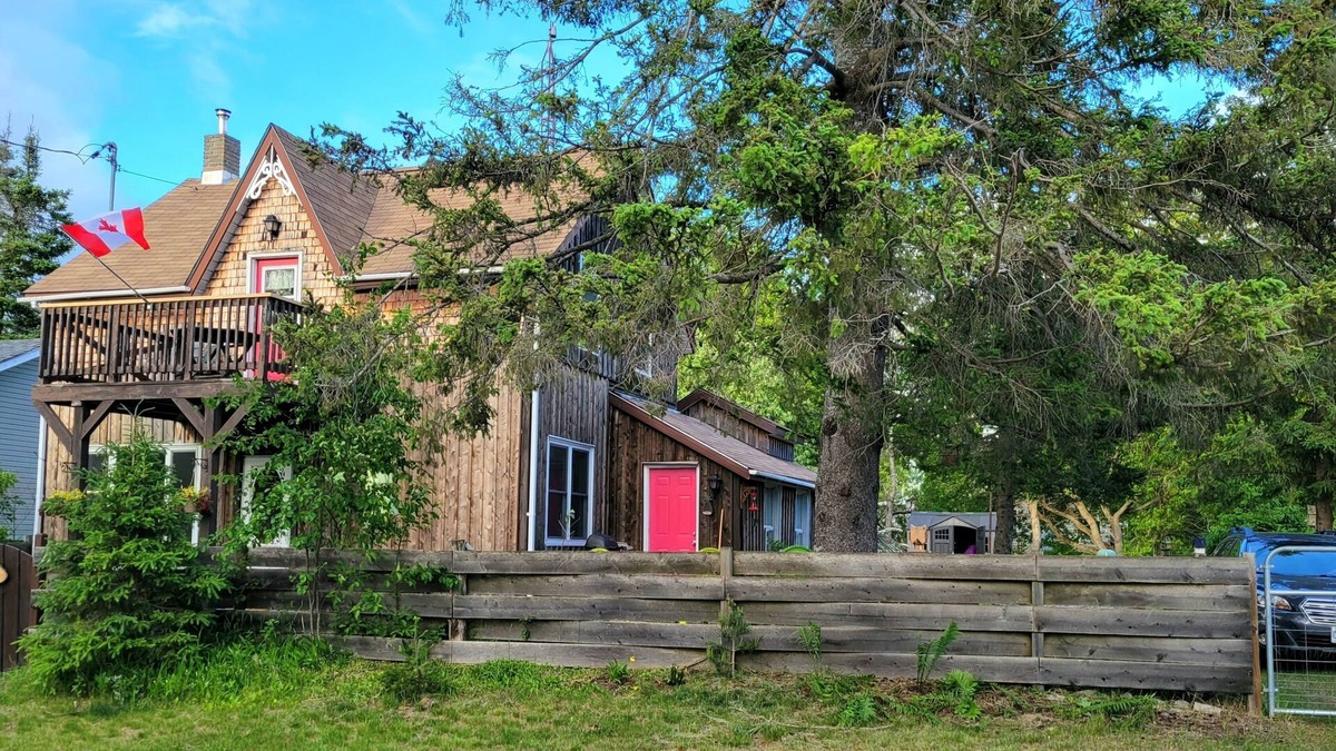 Manitoulin District Cottage | Mutchmor House - Steps from the sands of Providence Bay 4 bedrooms, 2.5 baths