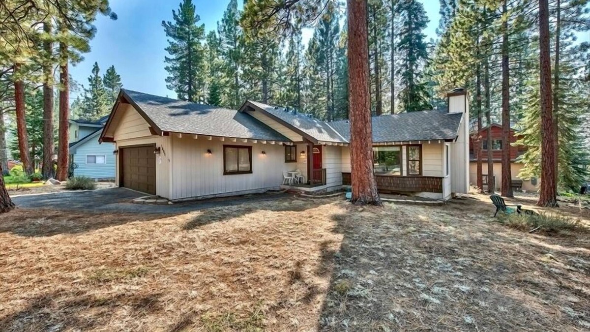 Montgomery Estates Ski Chalet | MV39 South Lake Tahoe Cabin with Hot tub, tech friednly great wifi! VHR21-0029