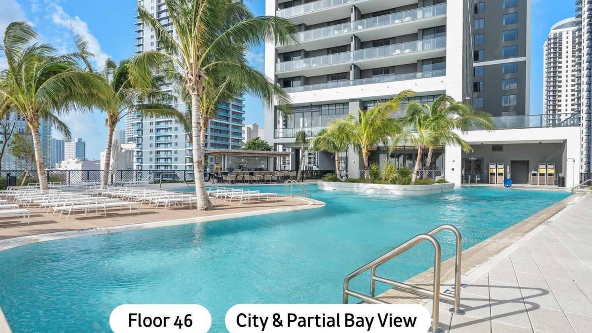 Flagami Apartment | MVR Ultra-High Floor Retreat with Balcony