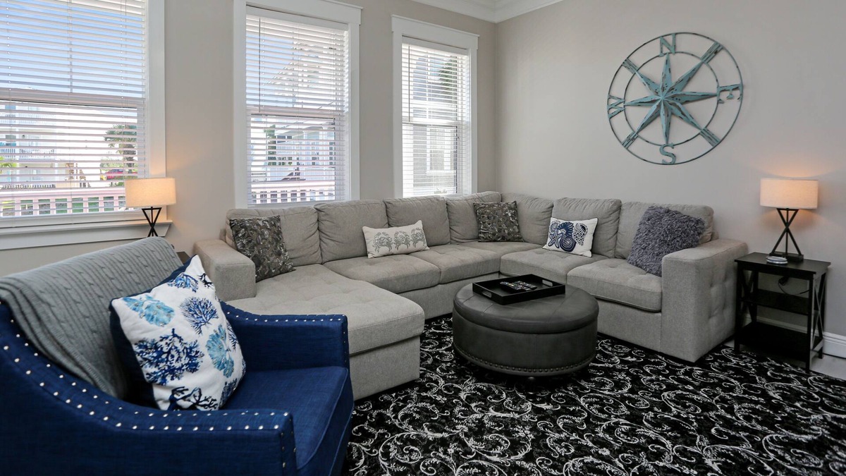 Waterside Village House | MXB West End Cottage 4BR w/Community Pool & Hot Tub Walk to Beach
