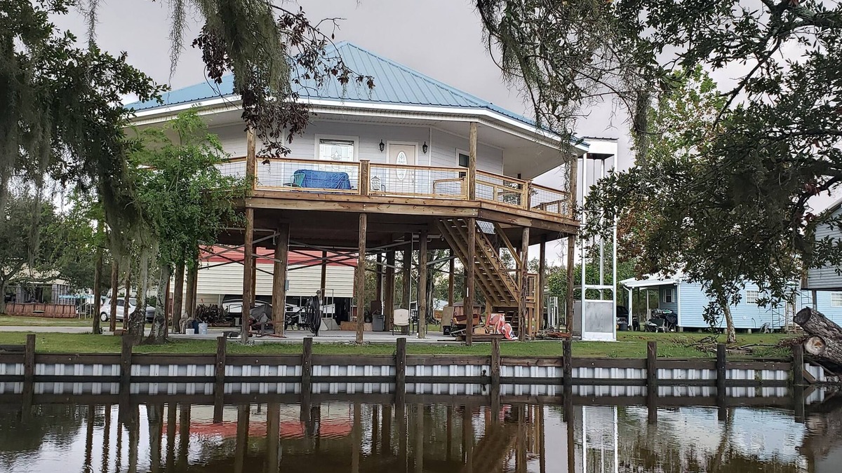 Theriot Cabin | My oh My Maison du Bayou with WiFi, AC, fishing. Enjoy a relaxing cozy stay!