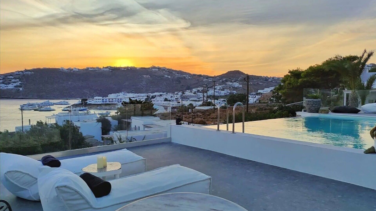 Platis Gialos Villa | My Rental Homes - Villa Waves with pool and Jacuzzi. Close to Platis Gialos beach