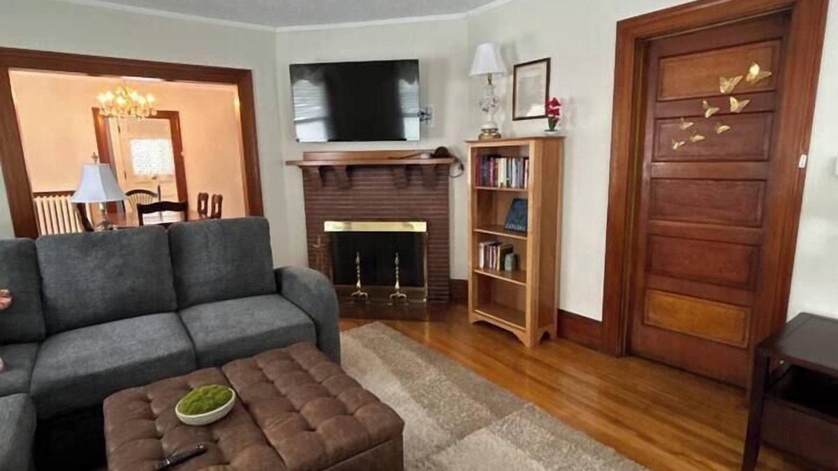 Concord Apartment | My Sisters Place | Sleeps 6 Piano & Pool Table