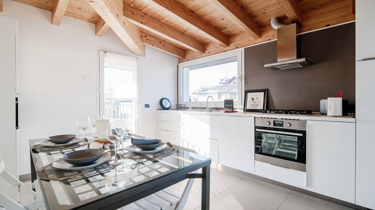 Lipomo Apartment | MyHomeInComo - White Attic