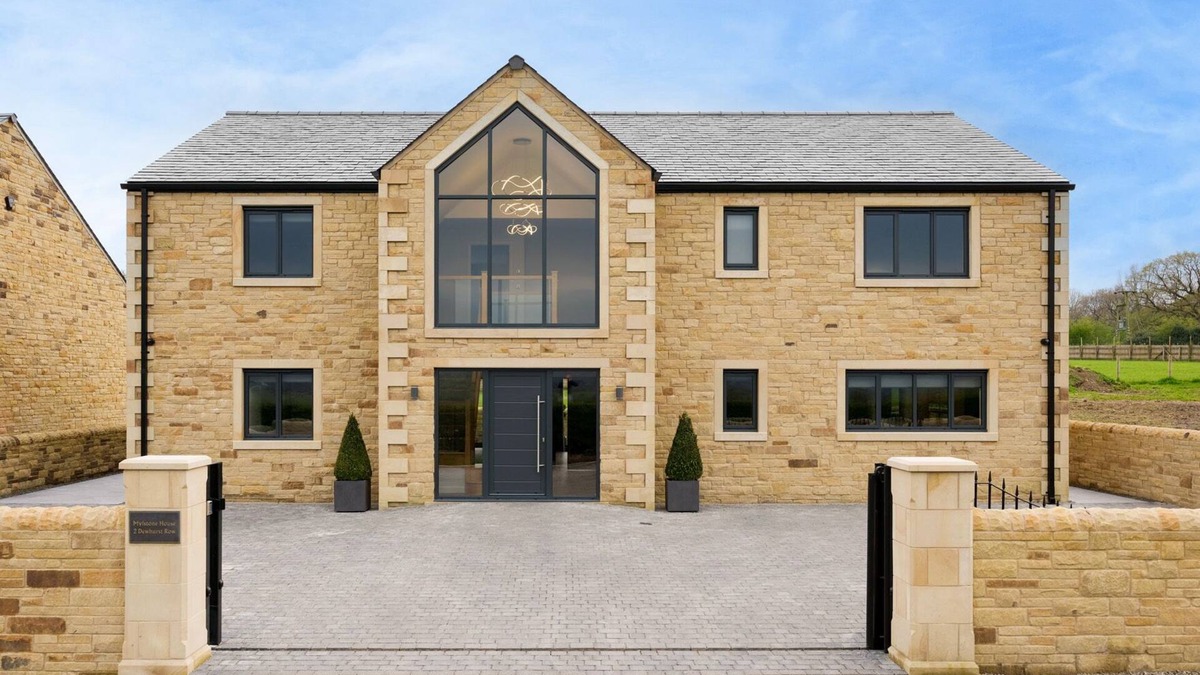 Blackburn Cottage | MYLSTONE HOUSE, family friendly, with hot tub in Langho, Lancashire